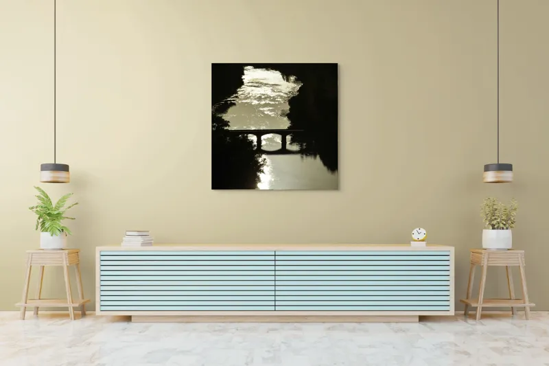 Tablou Canvas, "Podul peste râul liniștit al serii", Apus, Râu, Pod, Siluetă, Reflexii, Natură, Noapte, Lumină, Copaci, Peisaj., 100 x 100 cm – poza 5
