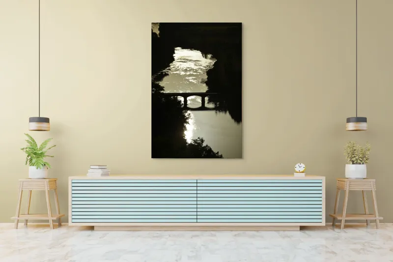 Tablou Canvas, "Podul peste râul liniștit al serii", Apus, Râu, Pod, Siluetă, Reflexii, Natură, Noapte, Lumină, Copaci, Peisaj., 100 x 150 cm – poza 4