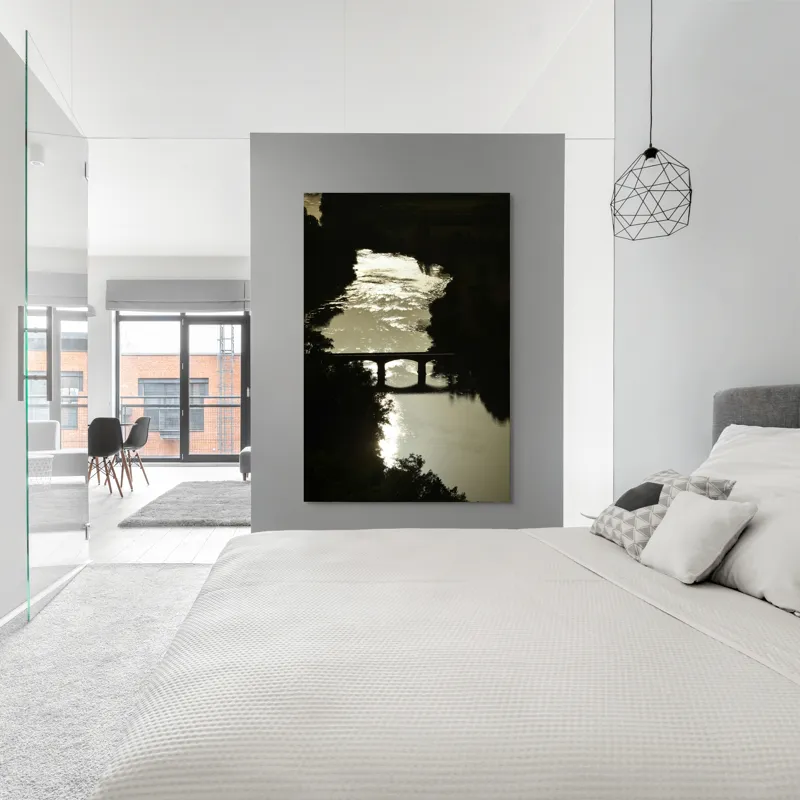 Tablou Canvas, "Podul peste râul liniștit al serii", Apus, Râu, Pod, Siluetă, Reflexii, Natură, Noapte, Lumină, Copaci, Peisaj., 100 x 150 cm – poza 5
