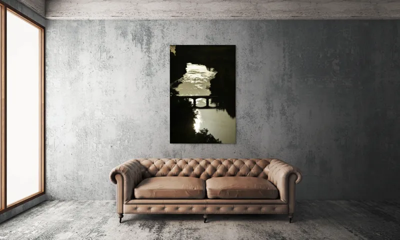 Tablou Canvas, "Podul peste râul liniștit al serii", Apus, Râu, Pod, Siluetă, Reflexii, Natură, Noapte, Lumină, Copaci, Peisaj., 100 x 150 cm – poza 6