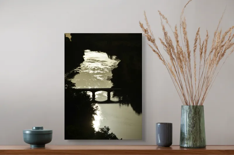 Tablou Canvas, "Podul peste râul liniștit al serii", Apus, Râu, Pod, Siluetă, Reflexii, Natură, Noapte, Lumină, Copaci, Peisaj., 39 x 54 cm – poza 3