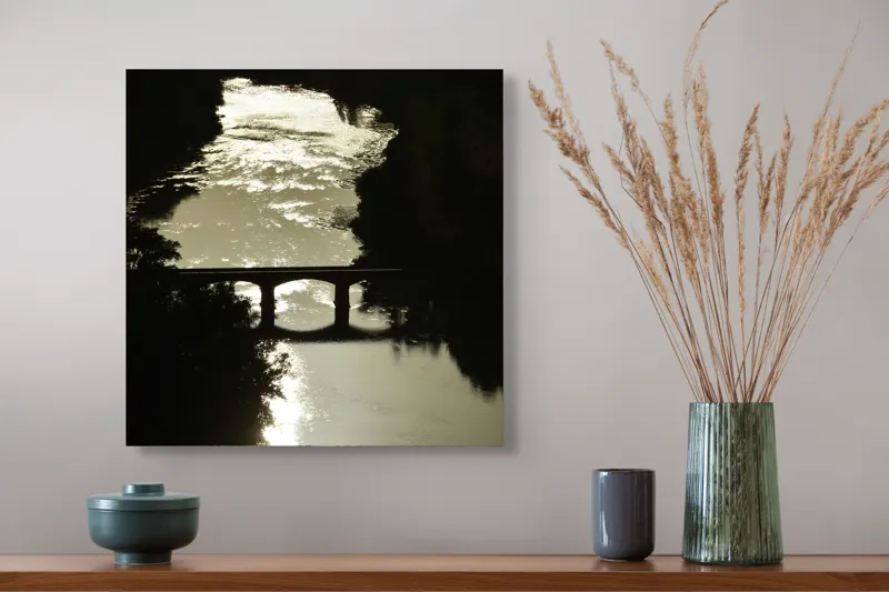 Tablou Canvas, "Podul peste râul liniștit al serii", Apus, Râu, Pod, Siluetă, Reflexii, Natură, Noapte, Lumină, Copaci, Peisaj., 50 x 50 cm – poza 4