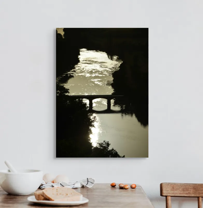 Tablou Canvas, "Podul peste râul liniștit al serii", Apus, Râu, Pod, Siluetă, Reflexii, Natură, Noapte, Lumină, Copaci, Peisaj., 50 x 70 cm – poza 3