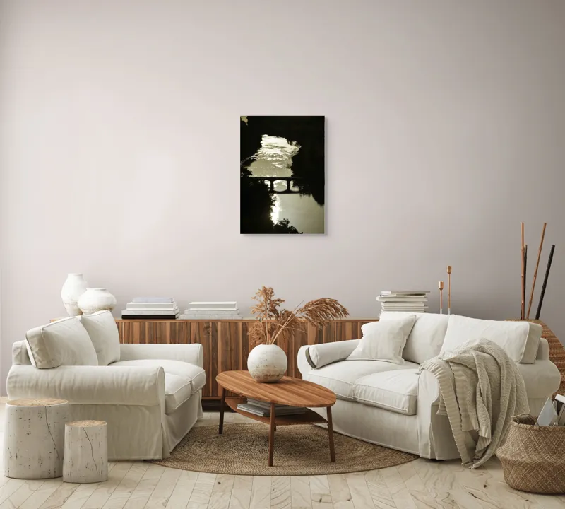 Tablou Canvas, "Podul peste râul liniștit al serii", Apus, Râu, Pod, Siluetă, Reflexii, Natură, Noapte, Lumină, Copaci, Peisaj., 50 x 70 cm – poza 4