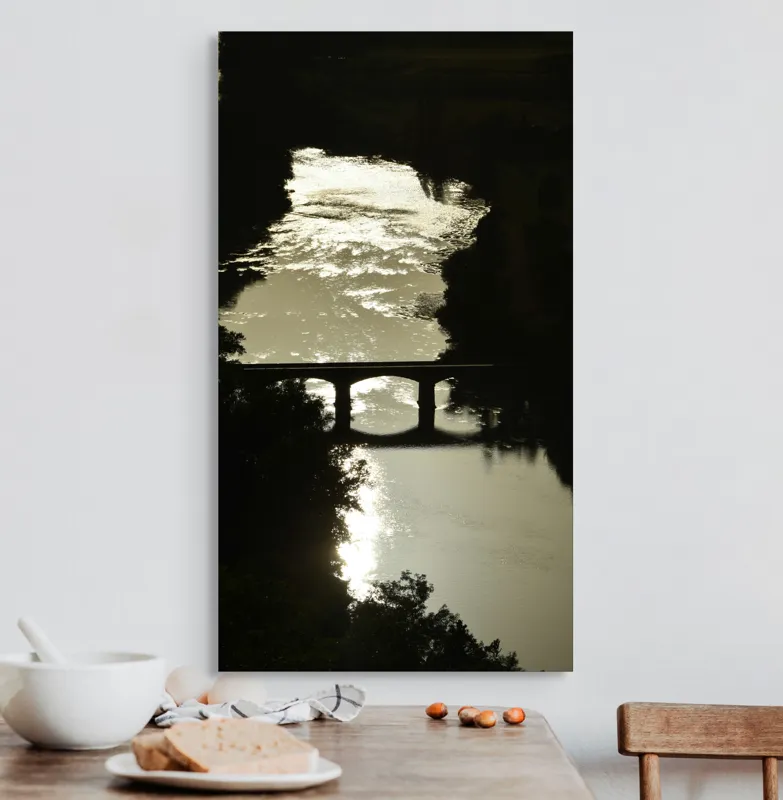 Tablou Canvas, "Podul peste râul liniștit al serii", Apus, Râu, Pod, Siluetă, Reflexii, Natură, Noapte, Lumină, Copaci, Peisaj., 50 x 90 cm – poza 3