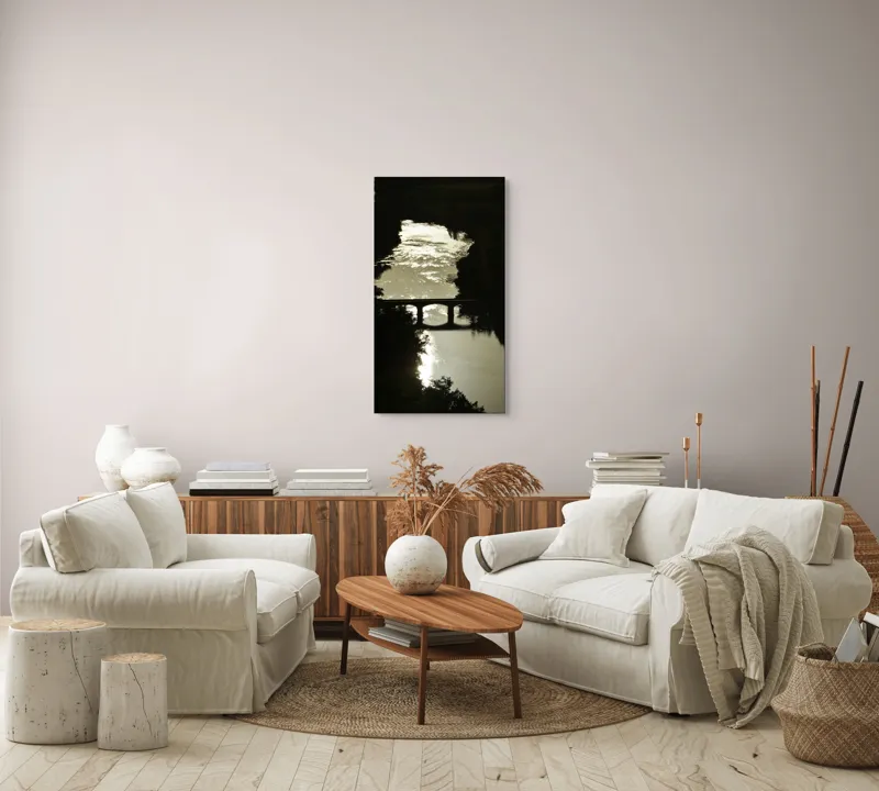 Tablou Canvas, "Podul peste râul liniștit al serii", Apus, Râu, Pod, Siluetă, Reflexii, Natură, Noapte, Lumină, Copaci, Peisaj., 50 x 90 cm – poza 7
