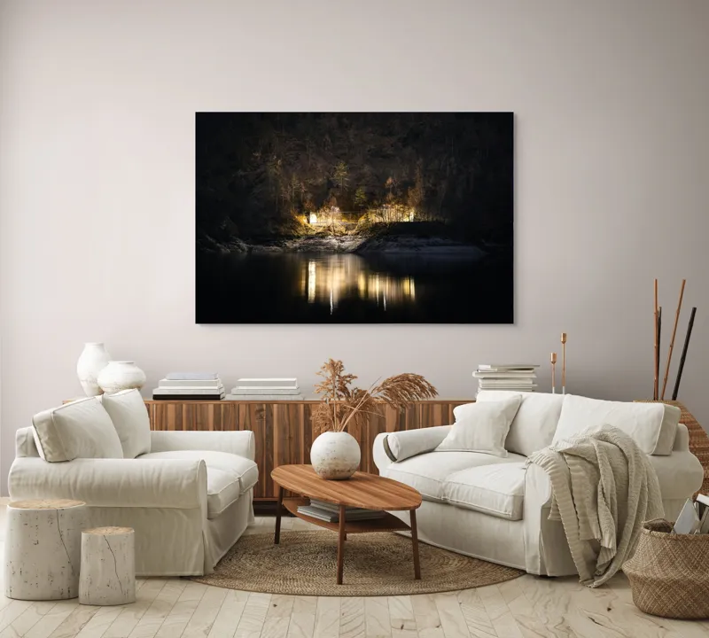 Tablou Canvas, "Lumini nocturne pe malul lacului", Scenă, Noapte, Reflecție, Lumină, Natură, Pădure, Râu, Mister, Calm, Umbre, 150 x 100 cm – poza 3