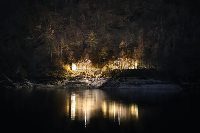 Tablou Canvas, "Lumini nocturne pe malul lacului", Scenă, Noapte, Reflecție, Lumină, Natură, Pădure, Râu, Mister, Calm, Umbre, 150 x 100 cm – poza 2