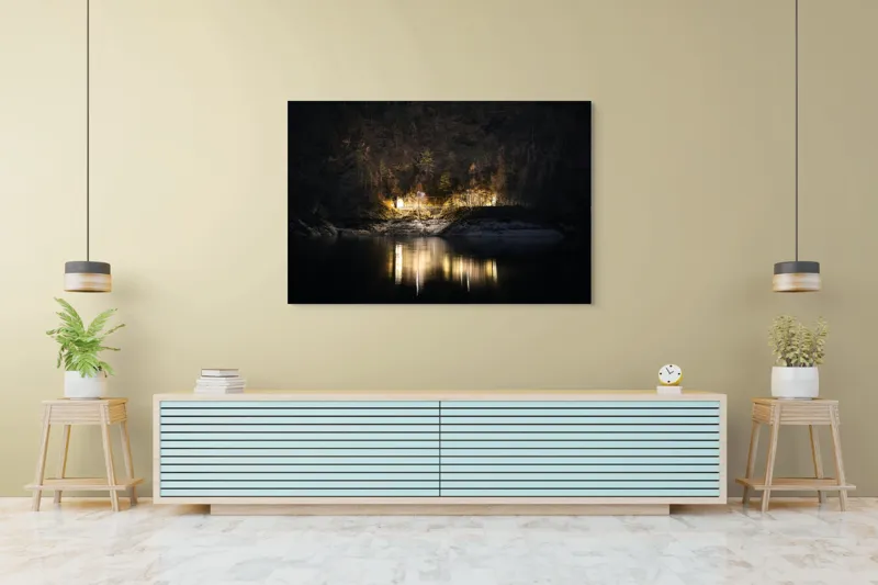 Tablou Canvas, "Lumini nocturne pe malul lacului", Scenă, Noapte, Reflecție, Lumină, Natură, Pădure, Râu, Mister, Calm, Umbre, 150 x 100 cm – poza 6