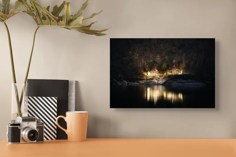 Tablou Canvas, "Lumini nocturne pe malul lacului", Scenă, Noapte, Reflecție, Lumină, Natură, Pădure, Râu, Mister, Calm, Umbre, 39 x 26 cm – poza 3