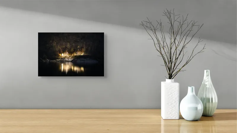 Tablou Canvas, "Lumini nocturne pe malul lacului", Scenă, Noapte, Reflecție, Lumină, Natură, Pădure, Râu, Mister, Calm, Umbre, 39 x 26 cm – poza 8