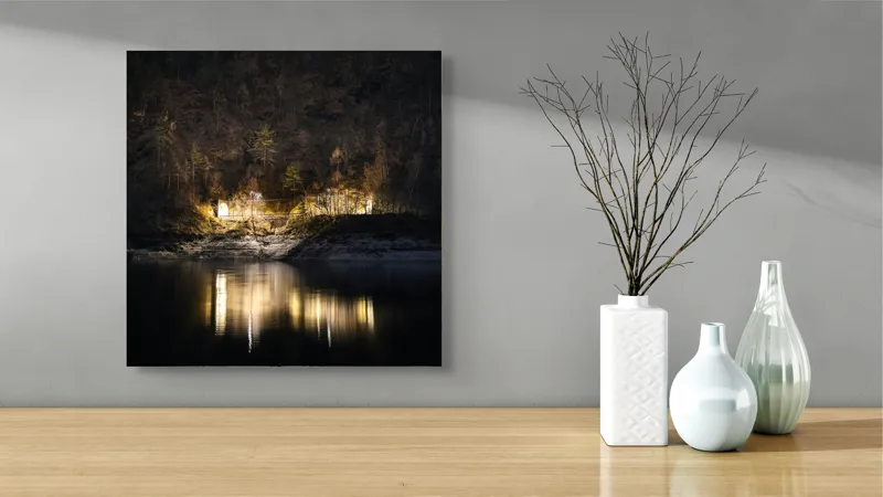 Tablou Canvas, "Lumini nocturne pe malul lacului", Scenă, Noapte, Reflecție, Lumină, Natură, Pădure, Râu, Mister, Calm, Umbre, 50 x 50 cm – poza 3