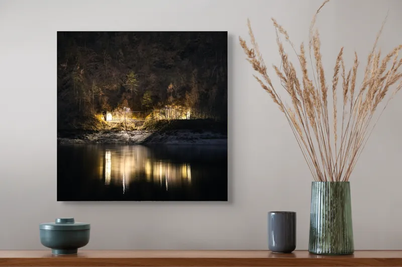 Tablou Canvas, "Lumini nocturne pe malul lacului", Scenă, Noapte, Reflecție, Lumină, Natură, Pădure, Râu, Mister, Calm, Umbre, 50 x 50 cm – poza 4