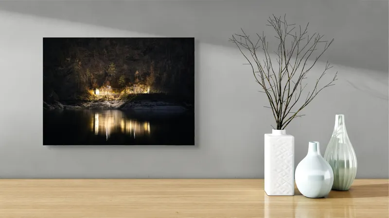 Tablou Canvas, "Lumini nocturne pe malul lacului", Scenă, Noapte, Reflecție, Lumină, Natură, Pădure, Râu, Mister, Calm, Umbre, 54 x 39 cm – poza 3