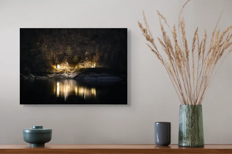 Tablou Canvas, "Lumini nocturne pe malul lacului", Scenă, Noapte, Reflecție, Lumină, Natură, Pădure, Râu, Mister, Calm, Umbre, 54 x 39 cm – poza 4
