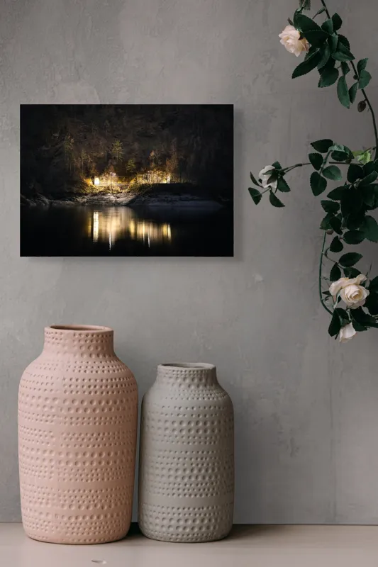 Tablou Canvas, "Lumini nocturne pe malul lacului", Scenă, Noapte, Reflecție, Lumină, Natură, Pădure, Râu, Mister, Calm, Umbre, 54 x 39 cm – poza 8