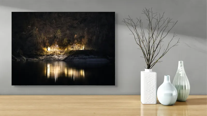 Tablou Canvas, "Lumini nocturne pe malul lacului", Scenă, Noapte, Reflecție, Lumină, Natură, Pădure, Râu, Mister, Calm, Umbre, 70 x 50 cm – poza 3