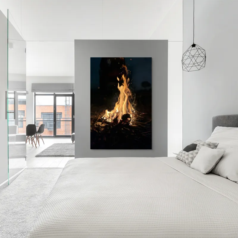 Tablou Canvas, "Focul dansând sub cerul nopții", Scânteie, Ardere, Lemne, Umbre, Intensitate, Strălucire, Foc, Căldură, Flăcări, Noapte, Natură, Energie, Mister, Relaxare., 100 x 150 cm – poza 5