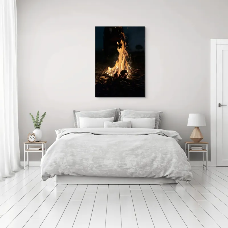Tablou Canvas, "Focul dansând sub cerul nopții", Scânteie, Ardere, Lemne, Umbre, Intensitate, Strălucire, Foc, Căldură, Flăcări, Noapte, Natură, Energie, Mister, Relaxare., 70 x 100 cm – poza 3