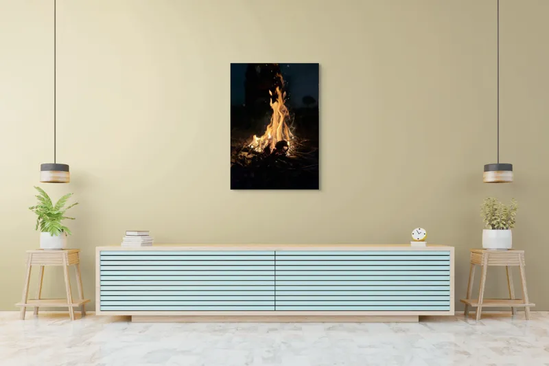 Tablou Canvas, "Focul dansând sub cerul nopții", Scânteie, Ardere, Lemne, Umbre, Intensitate, Strălucire, Foc, Căldură, Flăcări, Noapte, Natură, Energie, Mister, Relaxare., 70 x 100 cm – poza 5