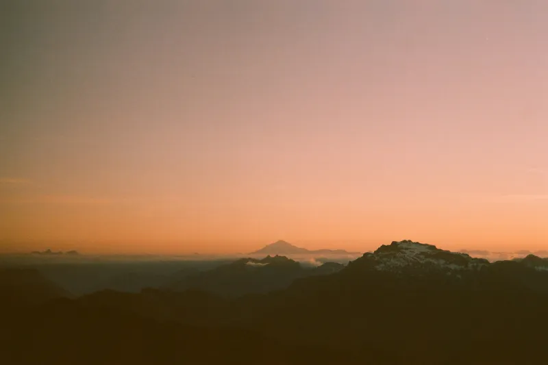 Tablou Canvas, "Zorii dimineții peste munți îndepărtați", Apus, Munți, Siluete, Cer, Norii., 39 x 26 cm – poza 2
