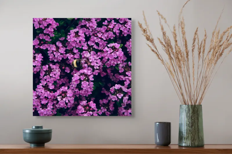 Tablou Canvas, "Albine printre florile de liliac", Flori, Mov, Albina, Natură, Delicat, Viu, Plante, Verdeață, 50 x 50 cm – poza 4