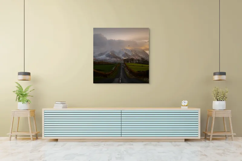 Tablou Canvas, "Drumul spre munții înzăpeziți", Drum, Munți, Cer, Nor, Apus, Zăpadă, Păsări, Câmpuri, Peisaj, Frumusețe., 100 x 100 cm – poza 5
