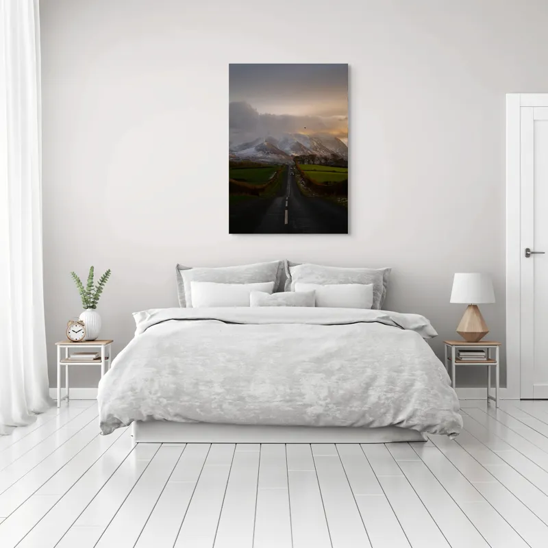 Tablou Canvas, "Drumul spre munții înzăpeziți", Drum, Munți, Cer, Nor, Apus, Zăpadă, Păsări, Câmpuri, Peisaj, Frumusețe., 70 x 100 cm – poza 3