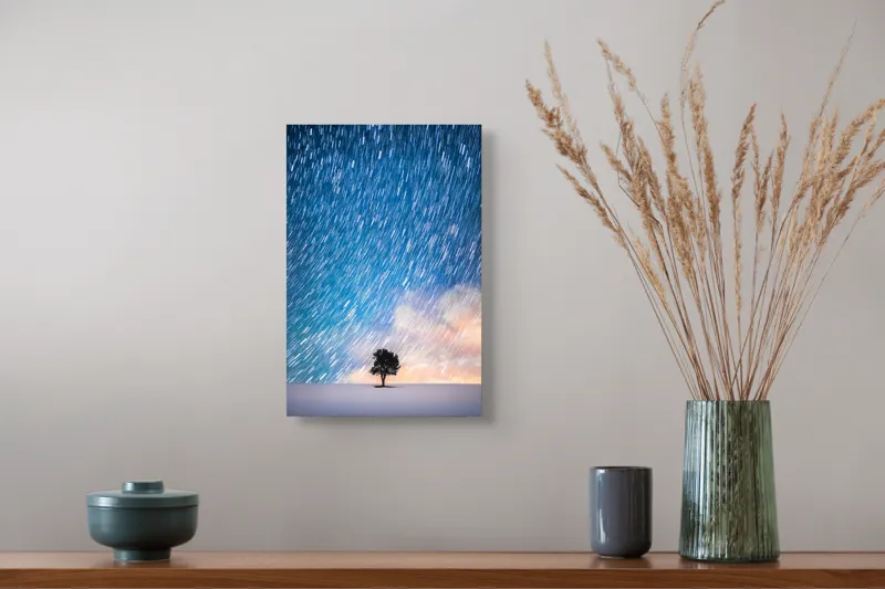 Tablou Canvas, "Copacul sub ploaia de stele", Cer, Stele, Mișcare, Copac, Solitar, Peisaj, Noapte, Lumină, Cerneală, Albastru, 26 x 39 cm – poza 5