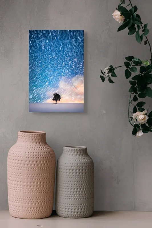 Tablou Canvas, "Copacul sub ploaia de stele", Cer, Stele, Mișcare, Copac, Solitar, Peisaj, Noapte, Lumină, Cerneală, Albastru, 26 x 39 cm – poza 6