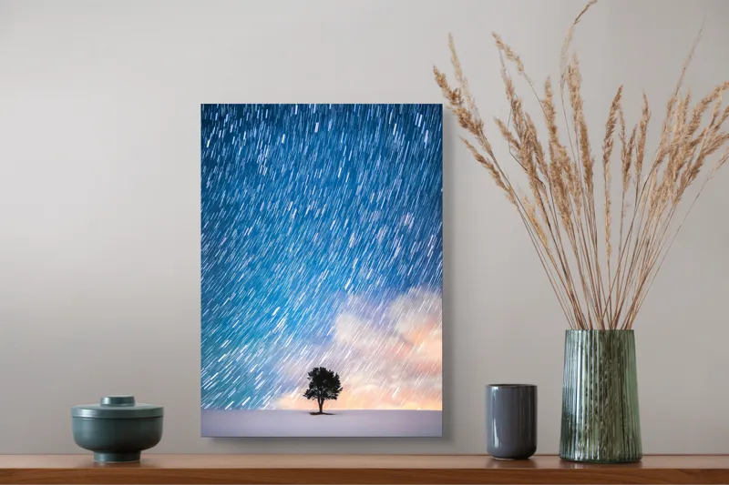 Tablou Canvas, "Copacul sub ploaia de stele", Cer, Stele, Mișcare, Copac, Solitar, Peisaj, Noapte, Lumină, Cerneală, Albastru, 39 x 54 cm – poza 3