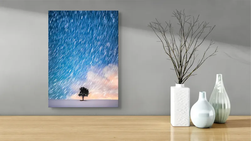 Tablou Canvas, "Copacul sub ploaia de stele", Cer, Stele, Mișcare, Copac, Solitar, Peisaj, Noapte, Lumină, Cerneală, Albastru, 39 x 54 cm – poza 4