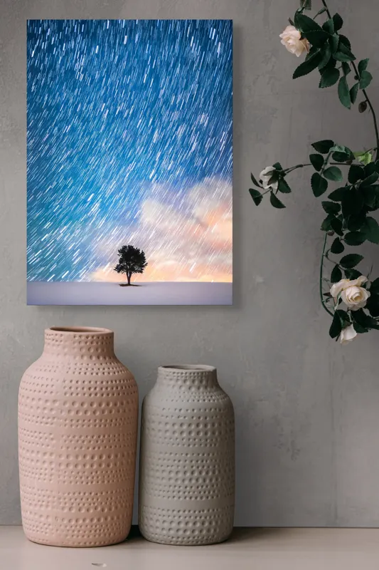 Tablou Canvas, "Copacul sub ploaia de stele", Cer, Stele, Mișcare, Copac, Solitar, Peisaj, Noapte, Lumină, Cerneală, Albastru, 39 x 54 cm – poza 6