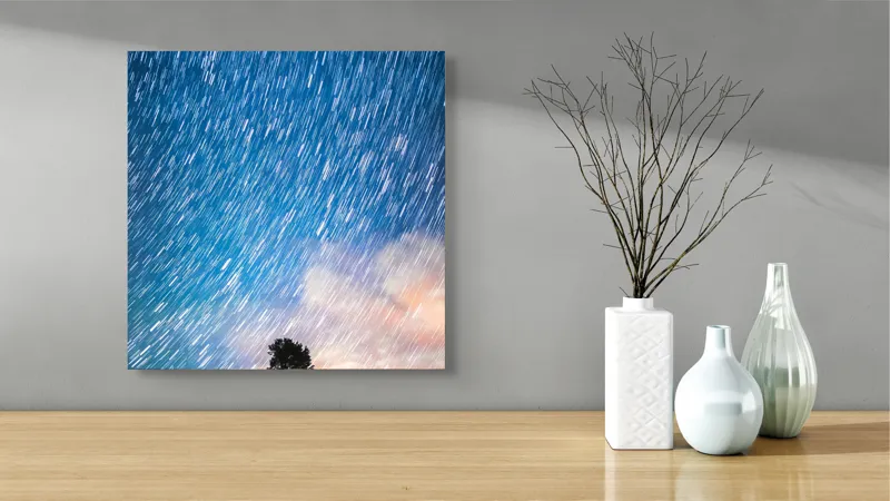 Tablou Canvas, "Copacul sub ploaia de stele", Cer, Stele, Mișcare, Copac, Solitar, Peisaj, Noapte, Lumină, Cerneală, Albastru, 50 x 50 cm – poza 3