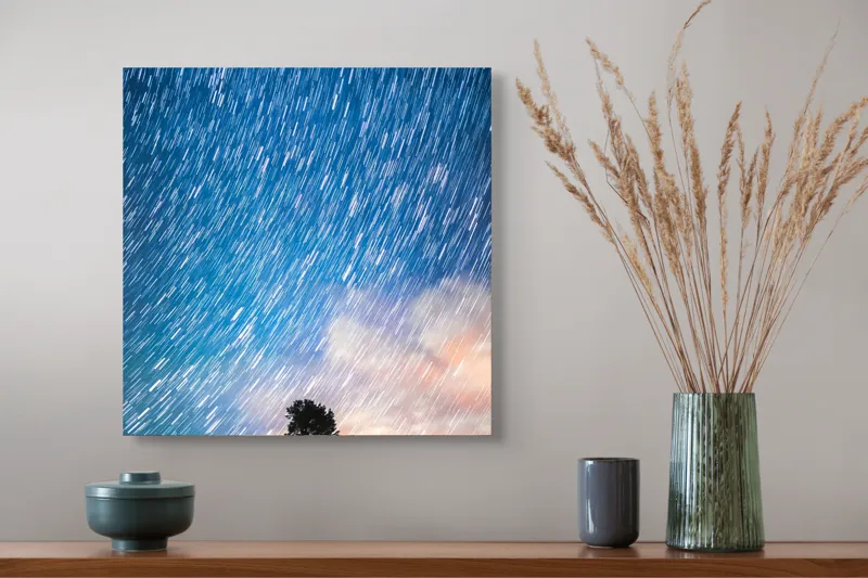 Tablou Canvas, "Copacul sub ploaia de stele", Cer, Stele, Mișcare, Copac, Solitar, Peisaj, Noapte, Lumină, Cerneală, Albastru, 50 x 50 cm – poza 4