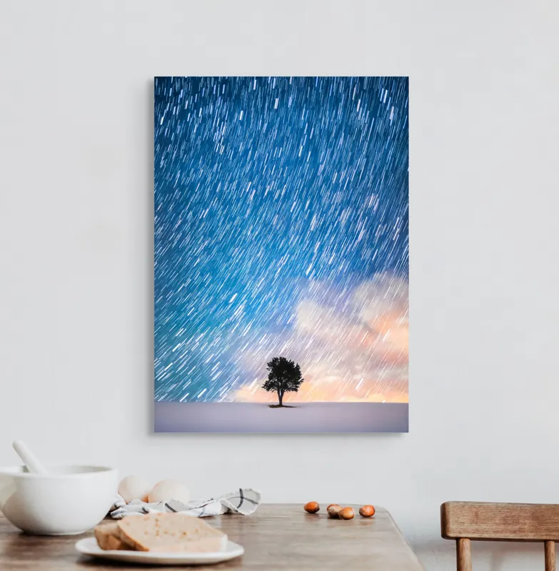 Tablou Canvas, "Copacul sub ploaia de stele", Cer, Stele, Mișcare, Copac, Solitar, Peisaj, Noapte, Lumină, Cerneală, Albastru, 50 x 70 cm – poza 3