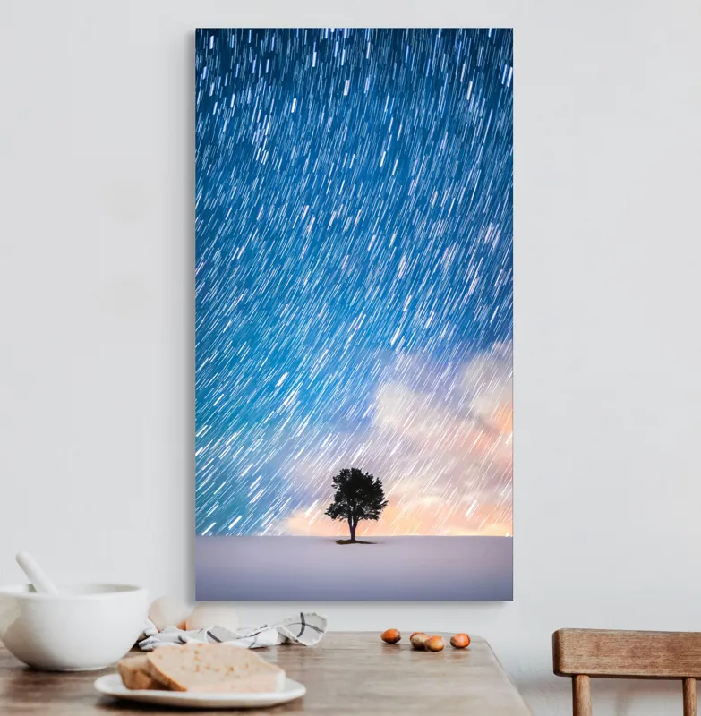 Tablou Canvas, "Copacul sub ploaia de stele", Cer, Stele, Mișcare, Copac, Solitar, Peisaj, Noapte, Lumină, Cerneală, Albastru, 50 x 90 cm – poza 3
