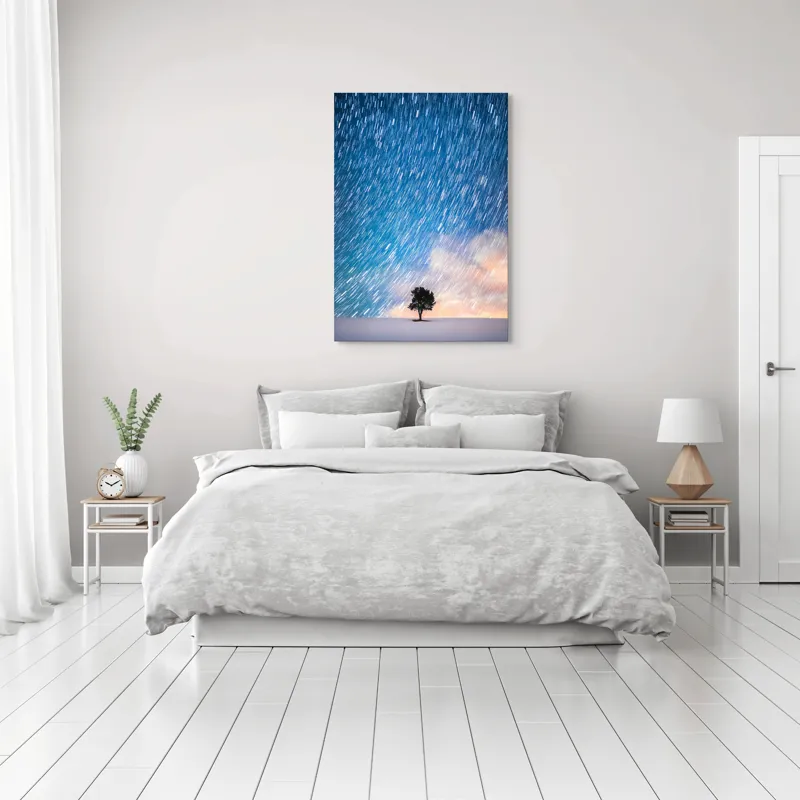 Tablou Canvas, "Copacul sub ploaia de stele", Cer, Stele, Mișcare, Copac, Solitar, Peisaj, Noapte, Lumină, Cerneală, Albastru, 70 x 100 cm – poza 3