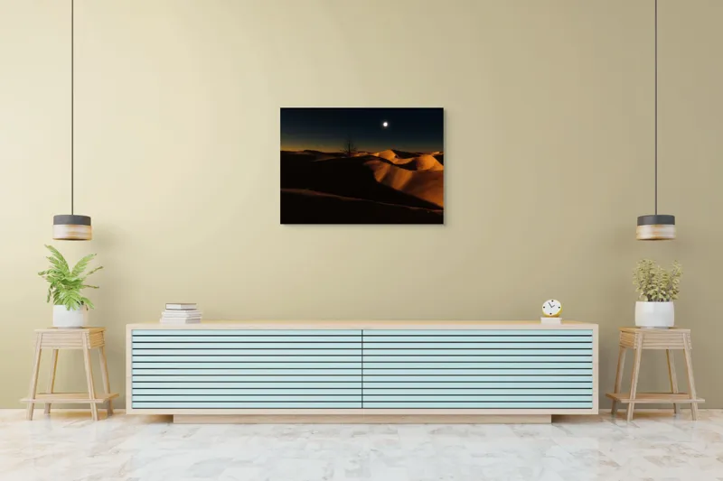 Tablou Canvas, "Noapte senină în deșertul singuratic", Deșert, Noapte, Lună, Dune, Sclipiri, Umbre, Solitudine, Mister, Întuneric, Lumină., 100 x 70 cm – poza 4