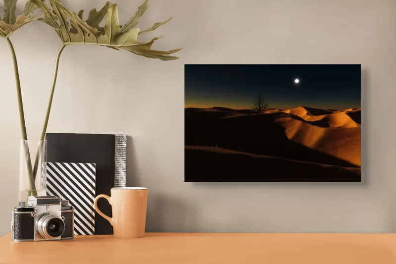 Tablou Canvas, "Noapte senină în deșertul singuratic", Deșert, Noapte, Lună, Dune, Sclipiri, Umbre, Solitudine, Mister, Întuneric, Lumină., 39 x 26 cm – poza 3