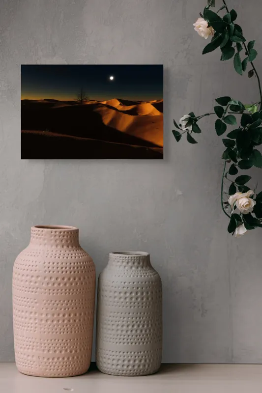 Tablou Canvas, "Noapte senină în deșertul singuratic", Deșert, Noapte, Lună, Dune, Sclipiri, Umbre, Solitudine, Mister, Întuneric, Lumină., 39 x 26 cm – poza 4