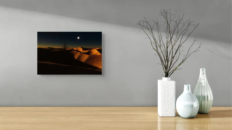 Tablou Canvas, "Noapte senină în deșertul singuratic", Deșert, Noapte, Lună, Dune, Sclipiri, Umbre, Solitudine, Mister, Întuneric, Lumină., 39 x 26 cm – poza 8