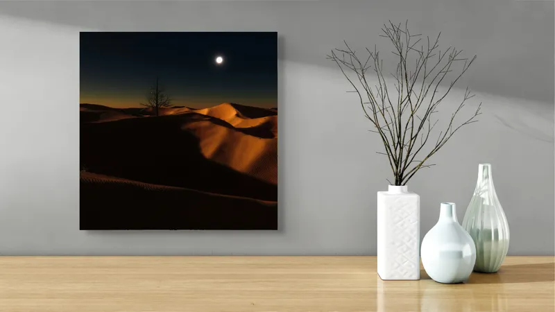 Tablou Canvas, "Noapte senină în deșertul singuratic", Deșert, Noapte, Lună, Dune, Sclipiri, Umbre, Solitudine, Mister, Întuneric, Lumină., 50 x 50 cm – poza 3