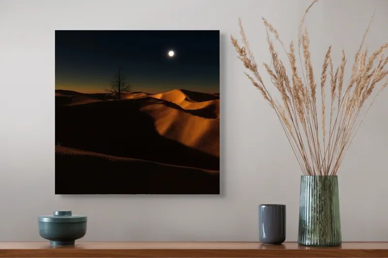 Tablou Canvas, "Noapte senină în deșertul singuratic", Deșert, Noapte, Lună, Dune, Sclipiri, Umbre, Solitudine, Mister, Întuneric, Lumină., 50 x 50 cm – poza 4