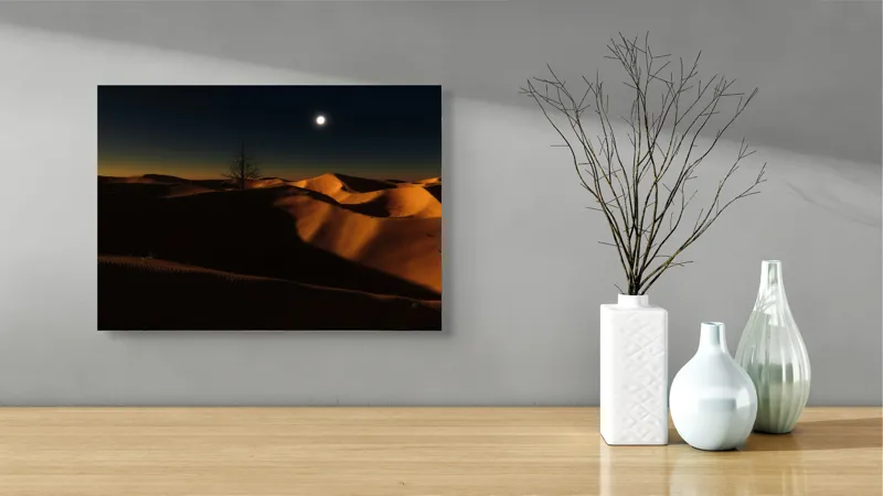 Tablou Canvas, "Noapte senină în deșertul singuratic", Deșert, Noapte, Lună, Dune, Sclipiri, Umbre, Solitudine, Mister, Întuneric, Lumină., 54 x 39 cm – poza 3