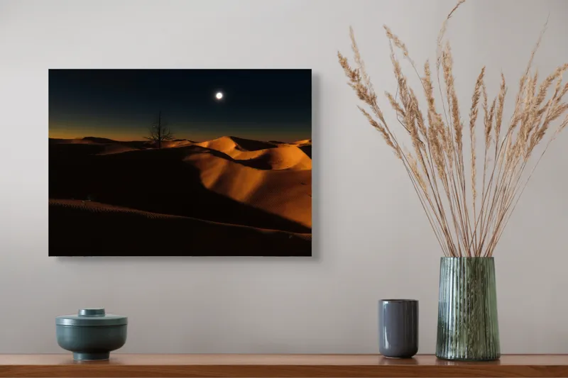 Tablou Canvas, "Noapte senină în deșertul singuratic", Deșert, Noapte, Lună, Dune, Sclipiri, Umbre, Solitudine, Mister, Întuneric, Lumină., 54 x 39 cm – poza 4