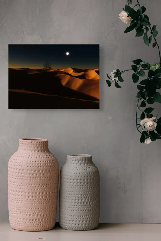 Tablou Canvas, "Noapte senină în deșertul singuratic", Deșert, Noapte, Lună, Dune, Sclipiri, Umbre, Solitudine, Mister, Întuneric, Lumină., 54 x 39 cm – poza 8