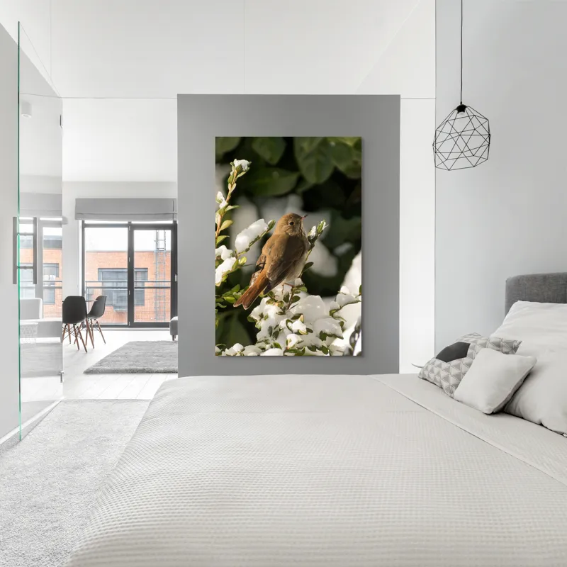 Tablou Canvas, "Pasărea cântătoare în zăpada proaspătă", Pasăre, Zăpadă, Natură, Ramuri, Frunze, Verde, Frig, Iarnă, Peisaj, Delicat, 100 x 150 cm – poza 5