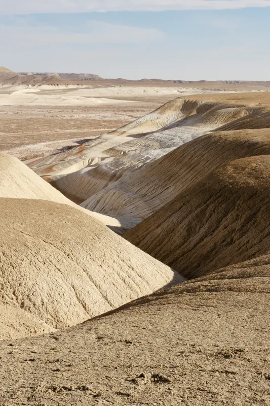 Tablou Canvas, "Peisaj arid cu dealuri albicioase", Vastă, Deșertică, Aridă, Ondulată, Izolată, Selenară, Strălucitoare, Calmă, Eternă, Tăcută, 100 x 150 cm – poza 2