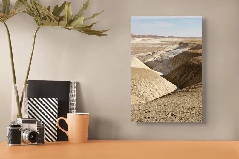Tablou Canvas, "Peisaj arid cu dealuri albicioase", Vastă, Deșertică, Aridă, Ondulată, Izolată, Selenară, Strălucitoare, Calmă, Eternă, Tăcută, 26 x 39 cm – poza 3